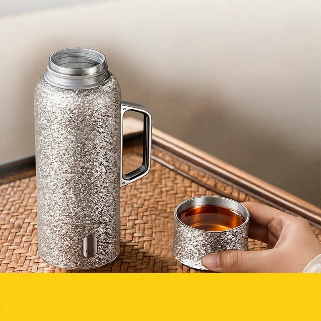 Titaaninen lämmitettävä termosmuki kahvalla 680ml lahjapakkauksessa
